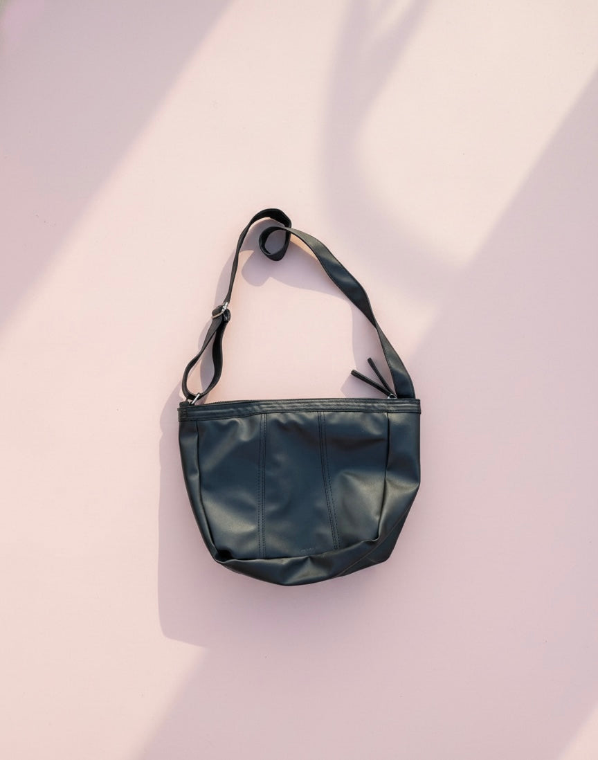 BLACK LEATHER CROSS BAG